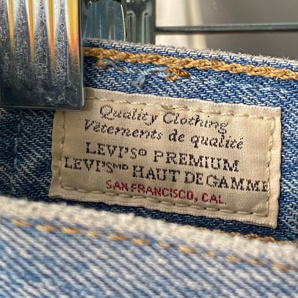 Aritzia Levi's Premium 501 Mid-rise Denim Shorts - Picture 5 of 7